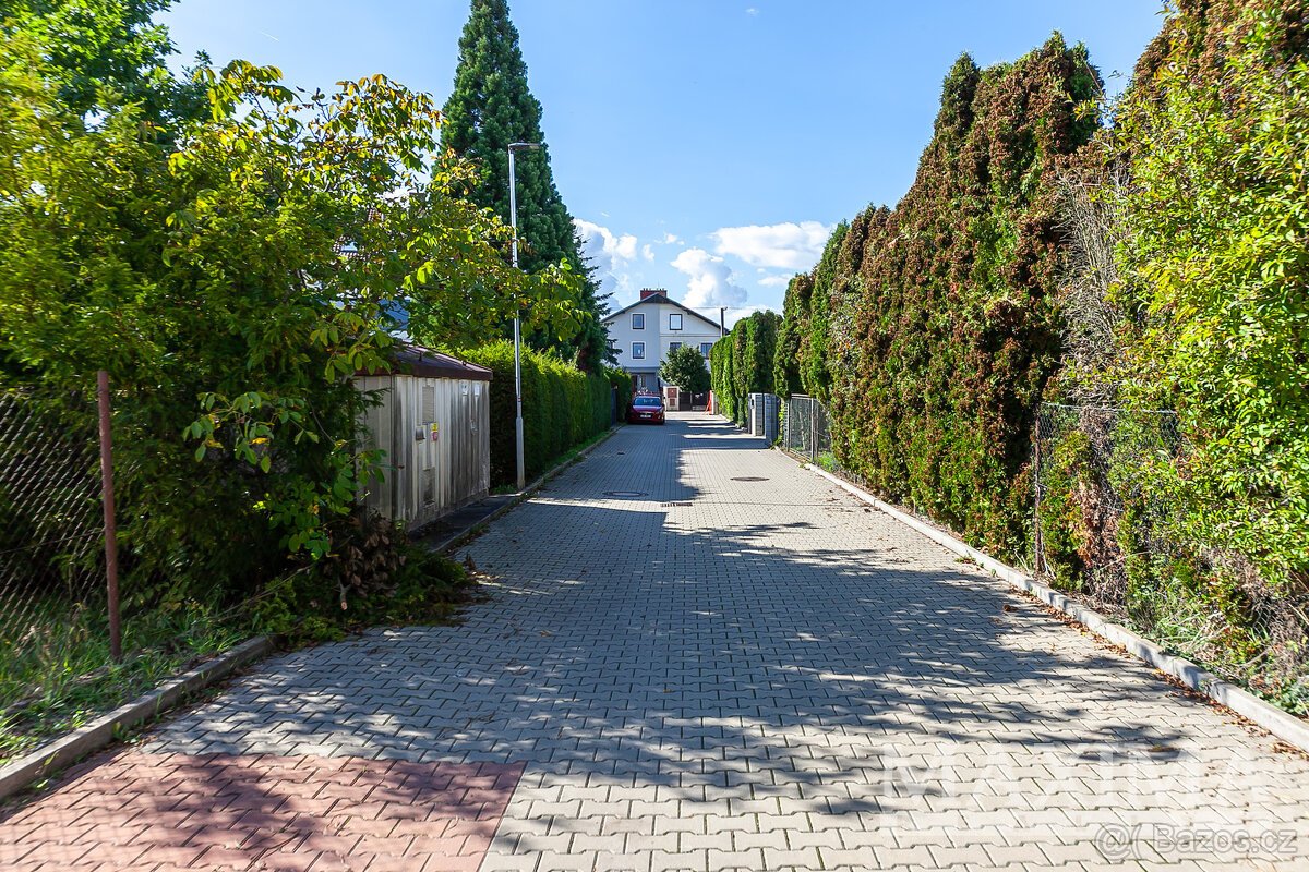 Pozemek  o ploše 417 m2 - Dolní Břežany, Lhota