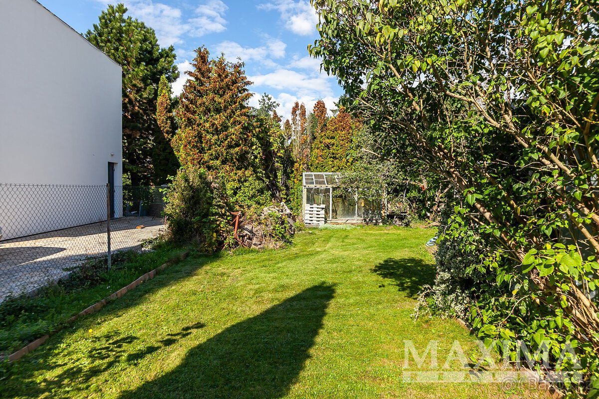 Pozemek  o ploše 417 m2 - Dolní Břežany, Lhota