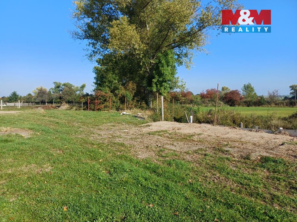 Prodej pozemku k bydlení v Roveňsku - Holice