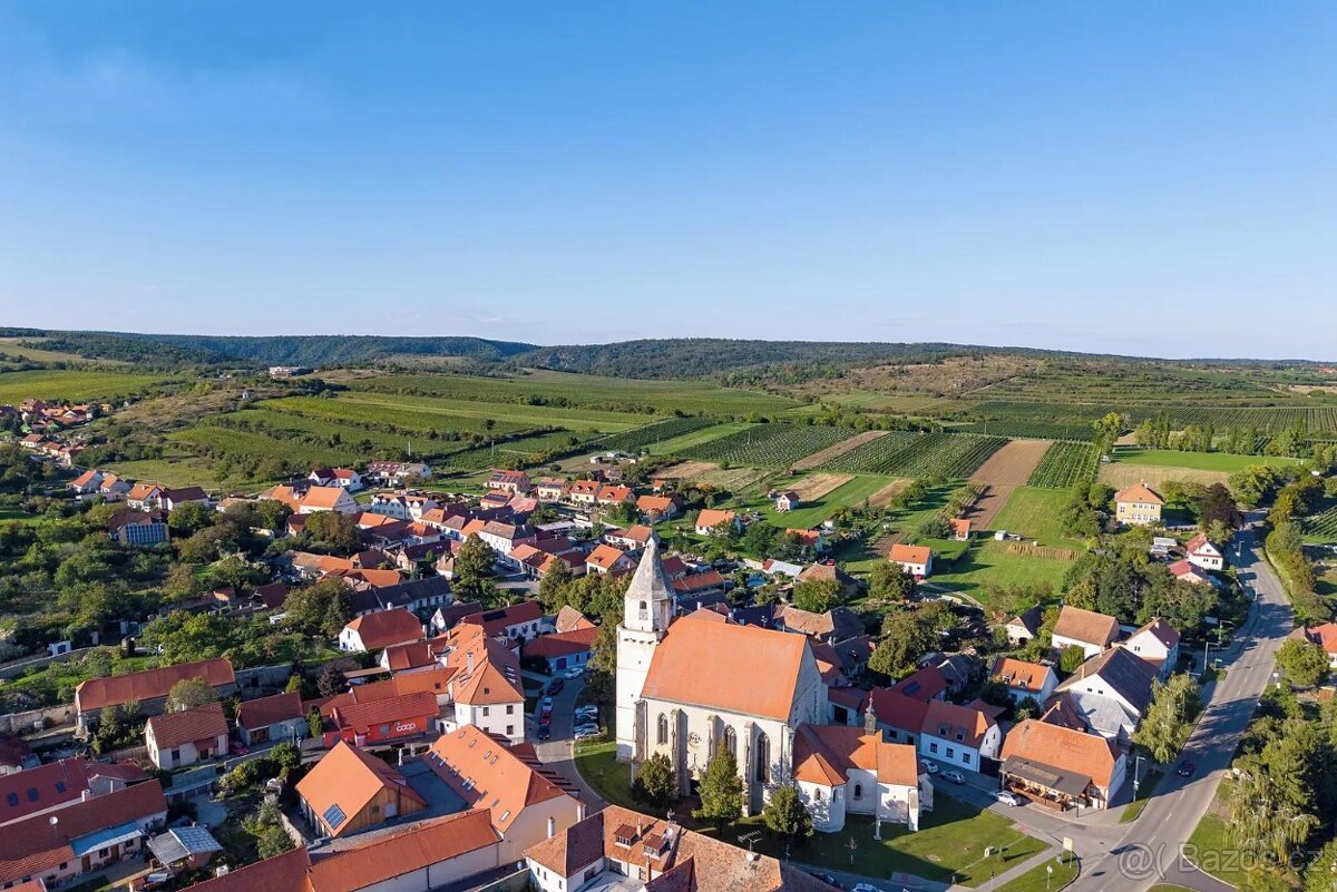 Exkluzivní stavební pozemek 1 544 m² – Hnanice, Národní park