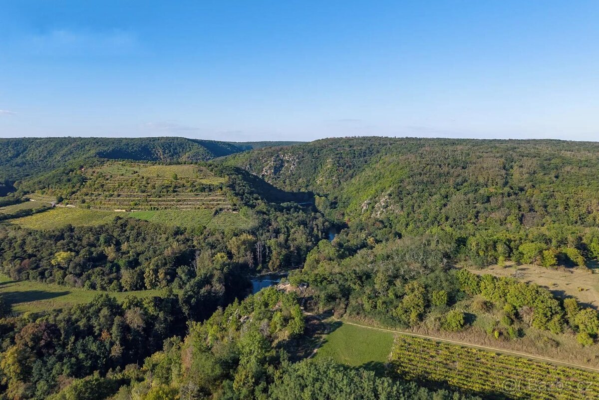 Exkluzivní stavební pozemek 1 544 m² – Hnanice, Národní park