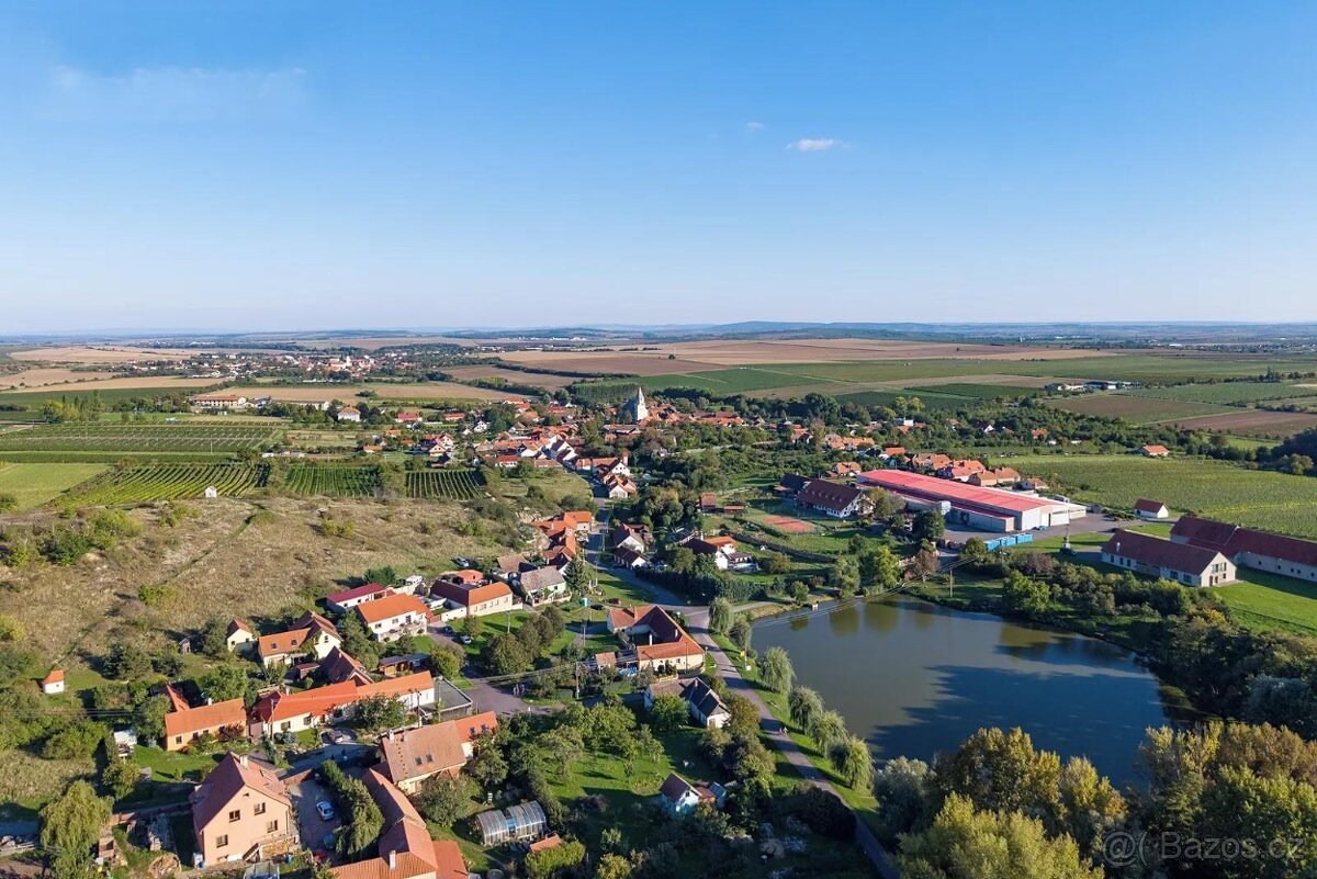 Exkluzivní stavební pozemek 1 544 m² – Hnanice, Národní park