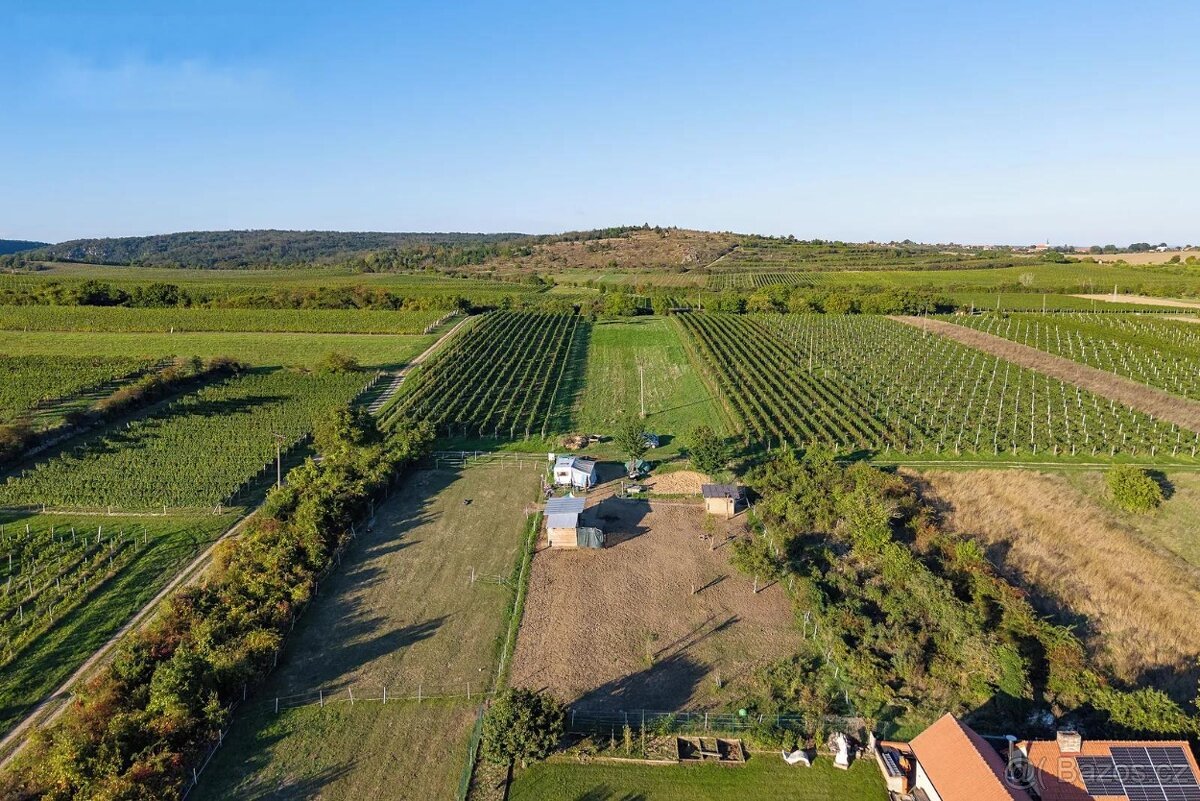 Exkluzivní stavební pozemek 1 544 m² – Hnanice, Národní park