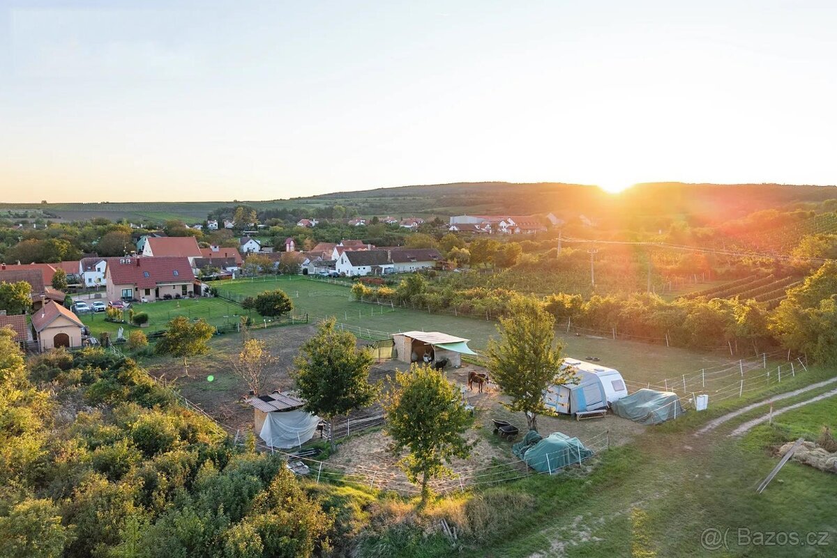 Exkluzivní stavební pozemek 1 544 m² – Hnanice, Národní park