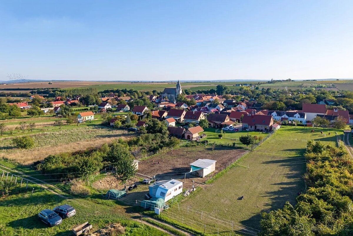 Exkluzivní stavební pozemek 1 544 m² – Hnanice, Národní park