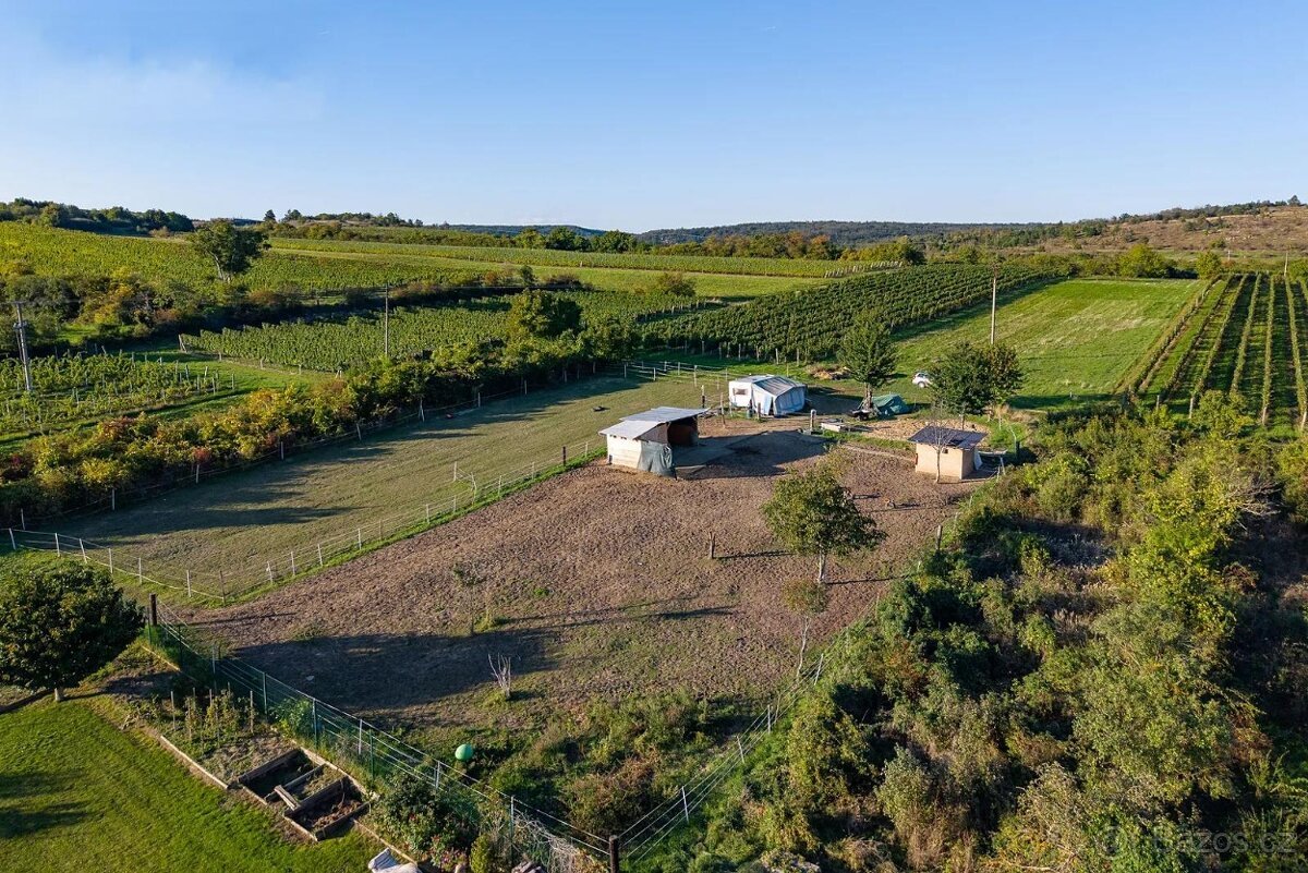 Exkluzivní stavební pozemek 1 544 m² – Hnanice, Národní park