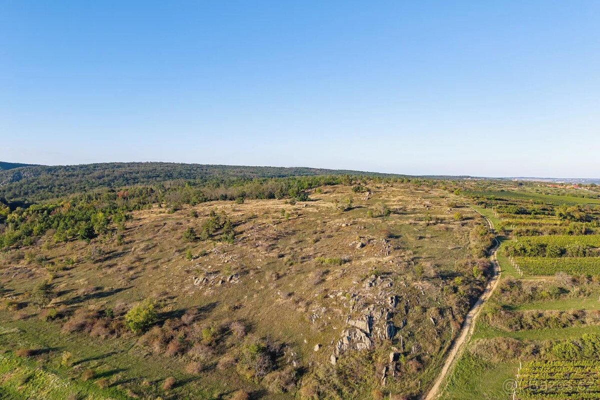 Exkluzivní stavební pozemek 1 544 m² – Hnanice, Národní park