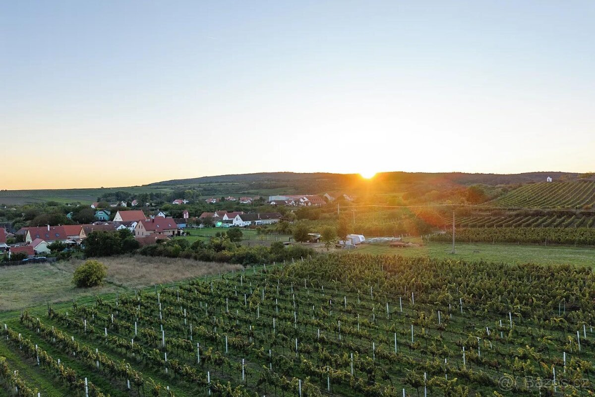 Exkluzivní stavební pozemek 1 544 m² – Hnanice, Národní park