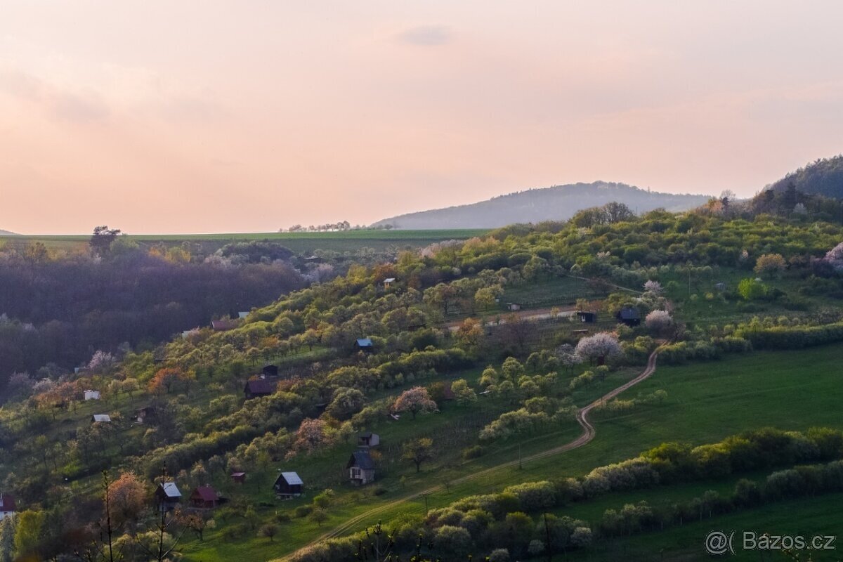 Prodám zahradu 2216 m2, možnost stavby, Kudlovice-dolina