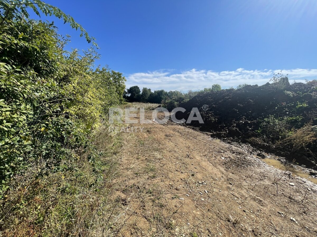 Stavební pozemek, 846m2, ing. sítě, cesta, Jesenice, Osnice.