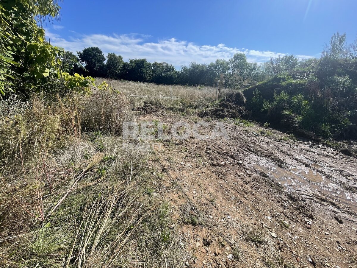 Stavební pozemek, 846m2, ing. sítě, cesta, Jesenice, Osnice.