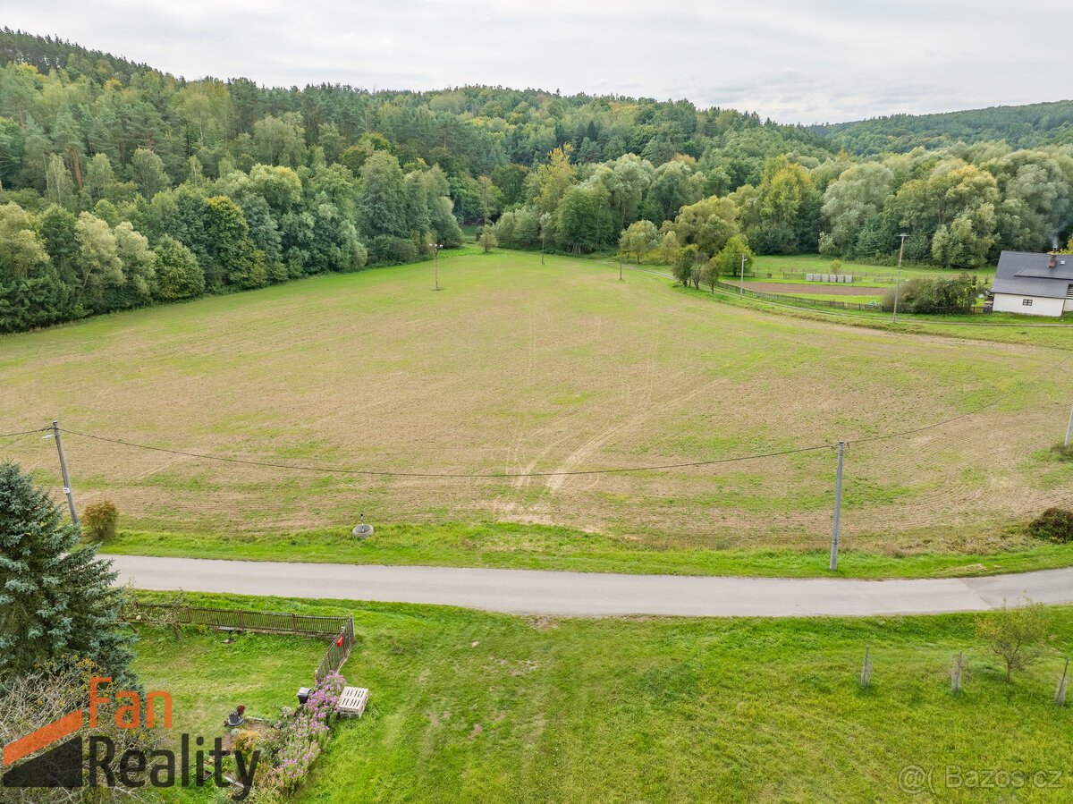 Na prodej stavební pozemek 1013m2 s projektem v obci Chudola