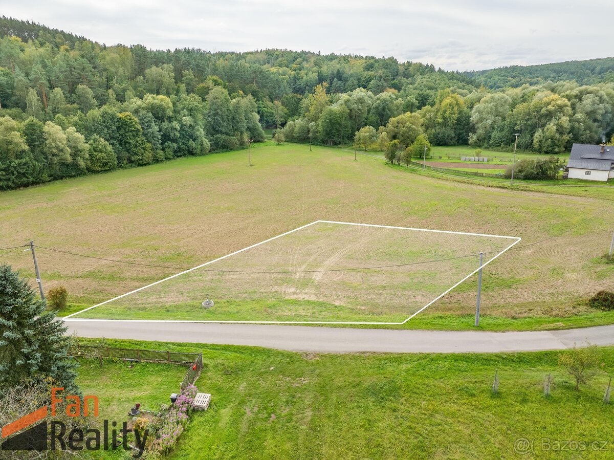 Na prodej stavební pozemek 1013m2 s projektem v obci Chudola