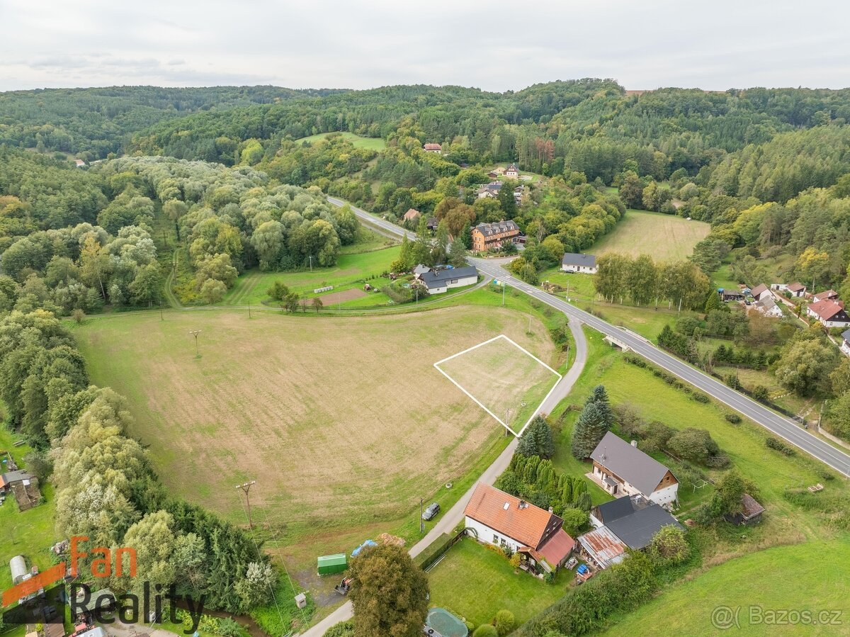 Na prodej stavební pozemek 1013m2 s projektem v obci Chudola