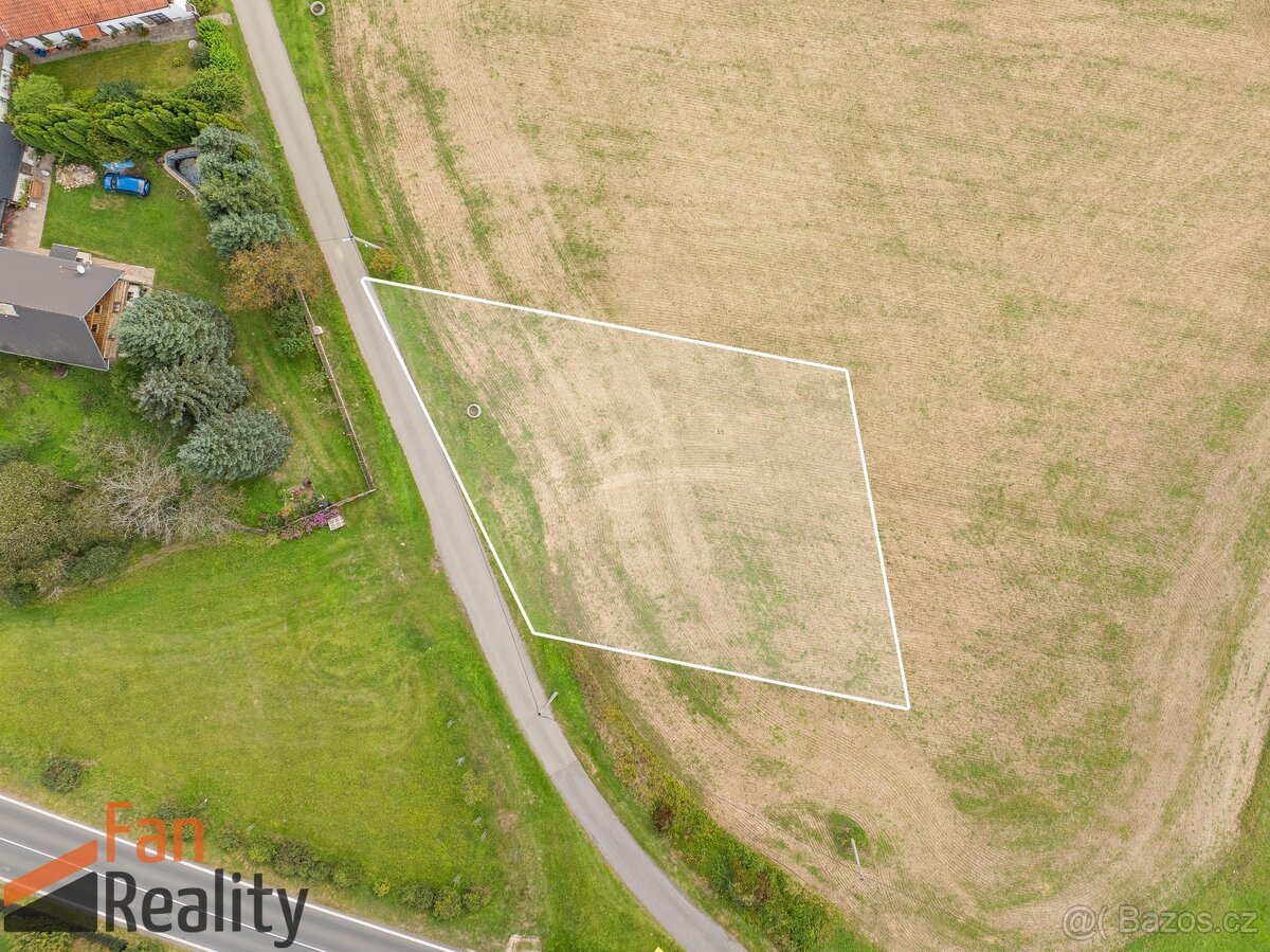 Na prodej stavební pozemek 1013m2 s projektem v obci Chudola