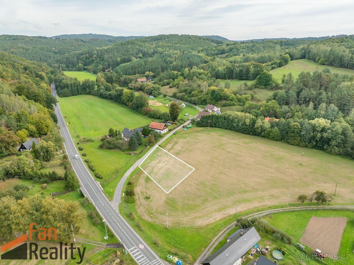 Na prodej stavební pozemek 1013m2 s projektem v obci Chudola