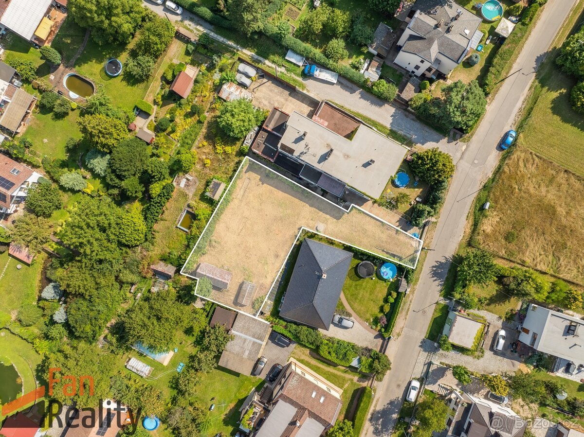 Prodej stavebního pozemku 692m2 v Praze Řevnicích