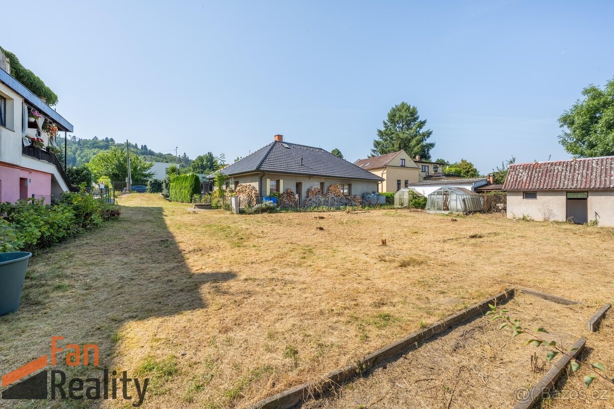 Prodej stavebního pozemku 692m2 v Praze Řevnicích