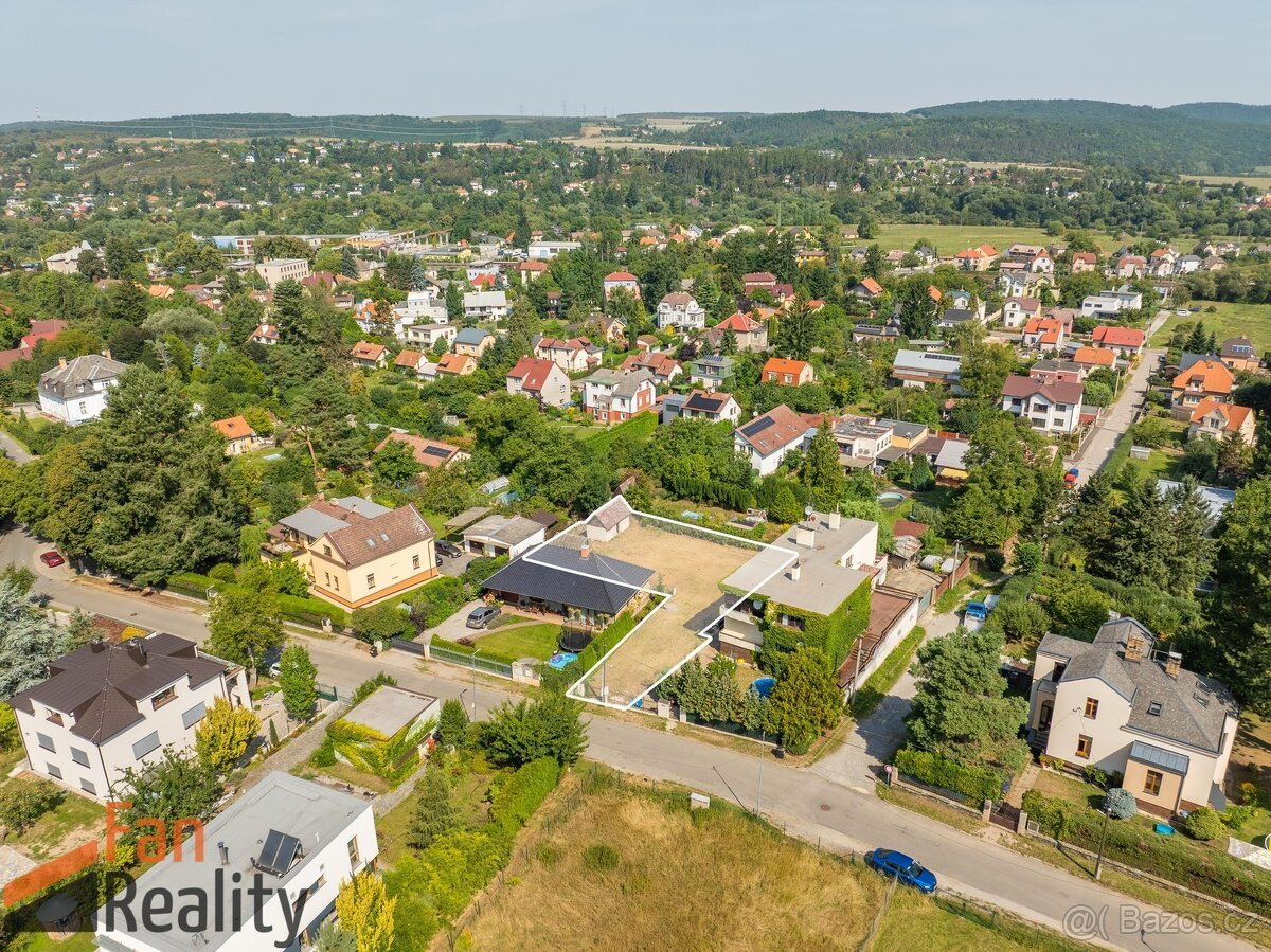 Prodej stavebního pozemku 692m2 v Praze Řevnicích