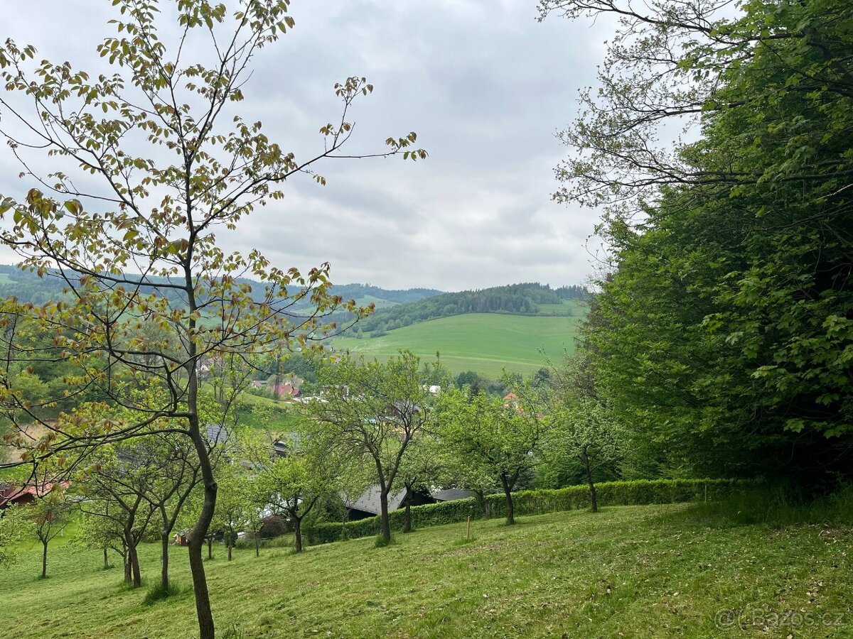 Prodej stavebního pozemku - 1611 m2 + lesní pozemek 673 m2