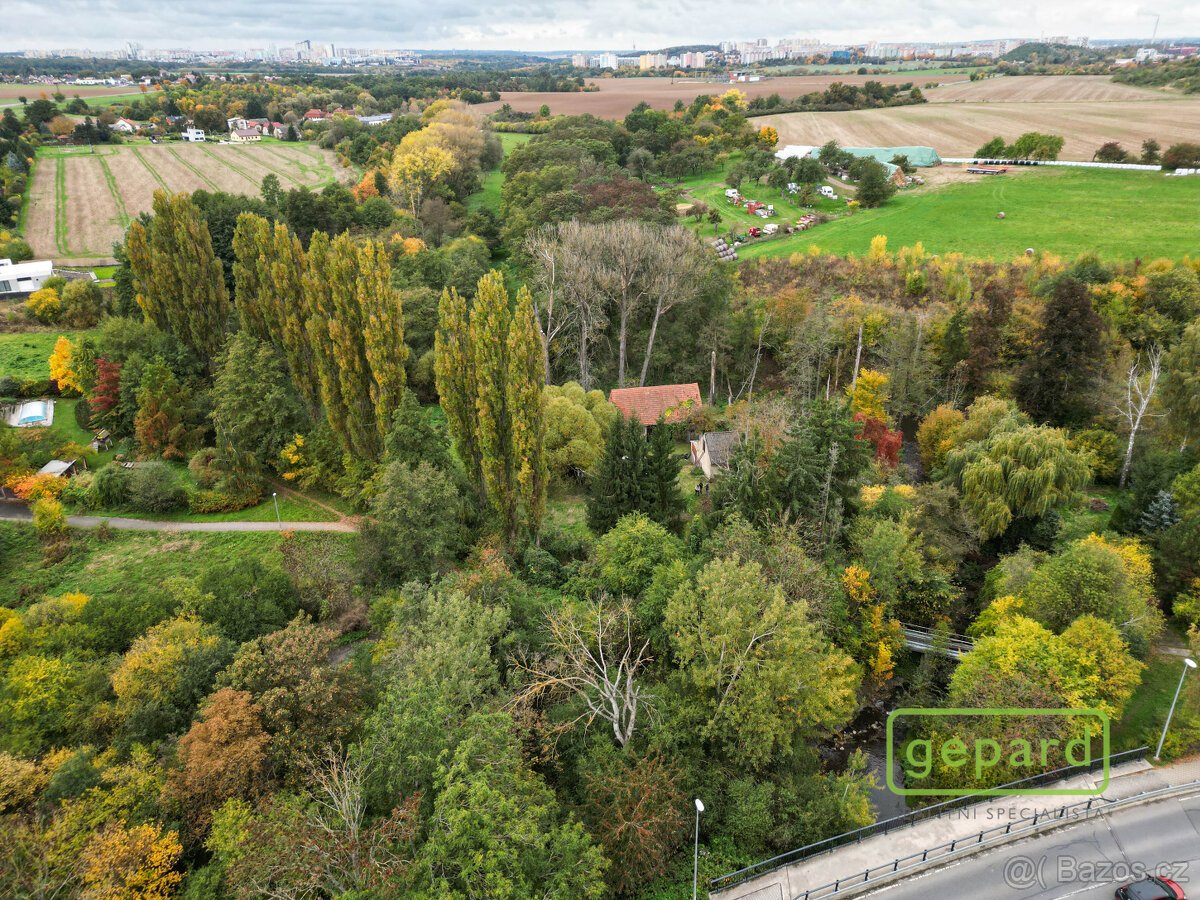 Soubor pozemků o výměře 12 706 m2, včetně potoka a RD k reko