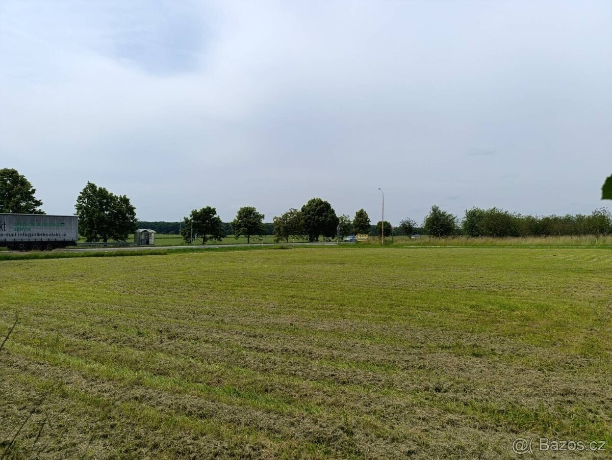 Prodej pozemku pro komerční výstavbu, u silnice I/35 (Jc-HK)