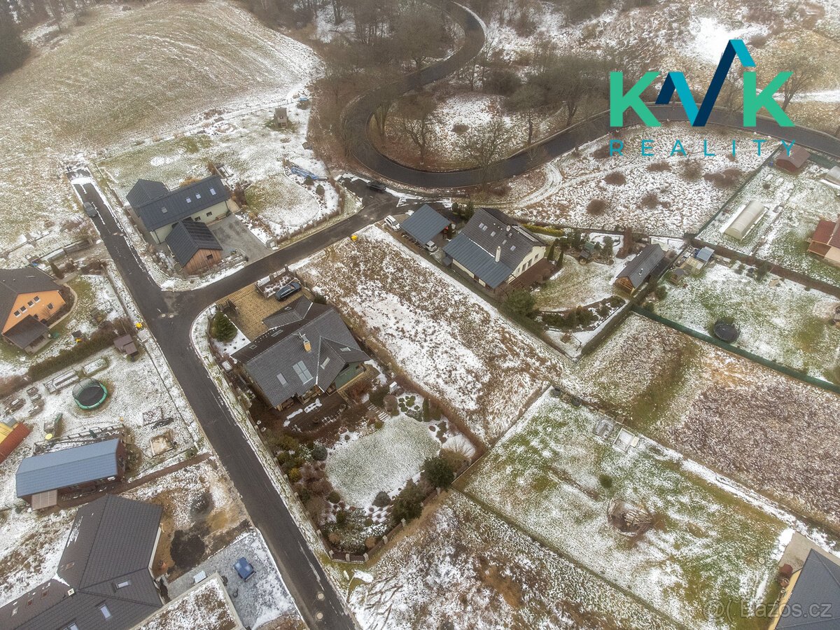 Zasíťovaný pozemek, 1 088 m2, voda, elektřina, kanalizace, ,