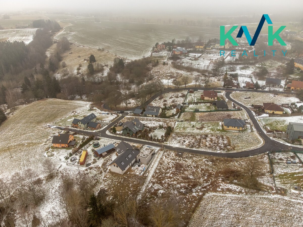 Zasíťovaný pozemek, 1 088 m2, voda, elektřina, kanalizace, ,