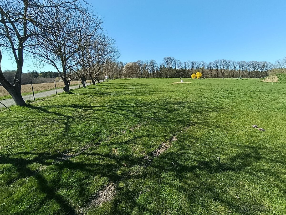 Stavební pozemek 1 400 m² na krásném místě u lesa