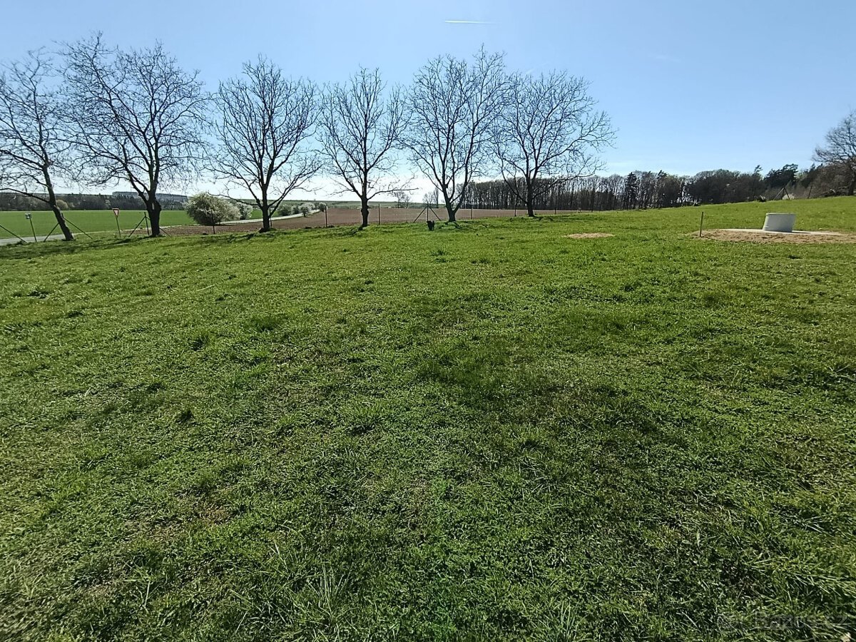 Stavební pozemek 1 400 m² na krásném místě u lesa