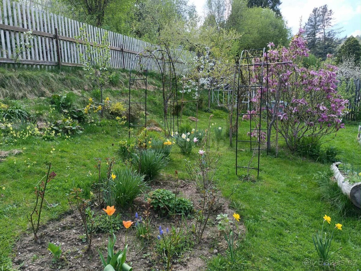 Prodej zahrady 569 m2 včetně dřevěné chaty