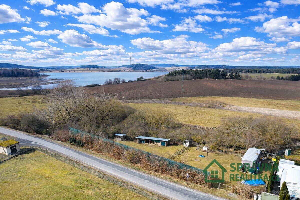 Prodej pozemku Kvášňovice 1840 m2