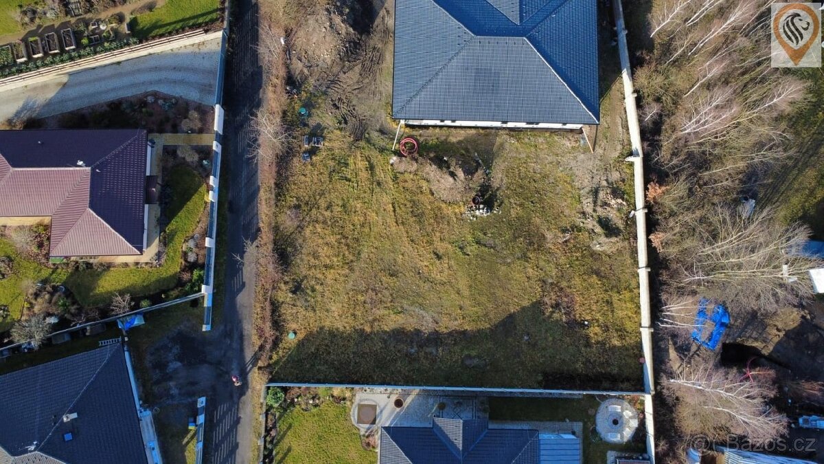 Pozemek v Košťanech o velikosti 1002 m² nabízí klid a prosto