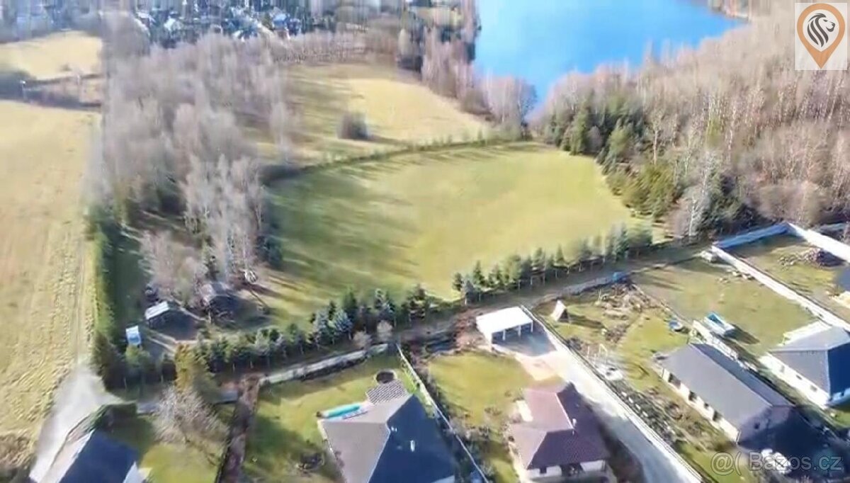 Pozemek v Košťanech o velikosti 1002 m² nabízí klid a prosto