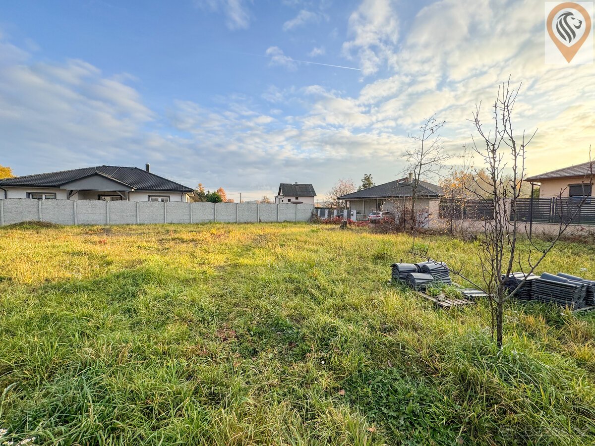 Pozemek v Košťanech o velikosti 1002 m² nabízí klid a prosto
