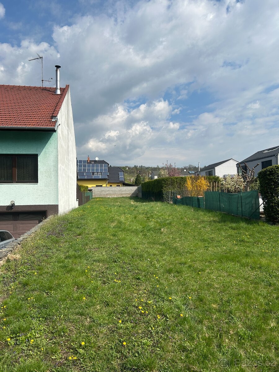 Stavební pozemek 695m2 Slavkov u Brna