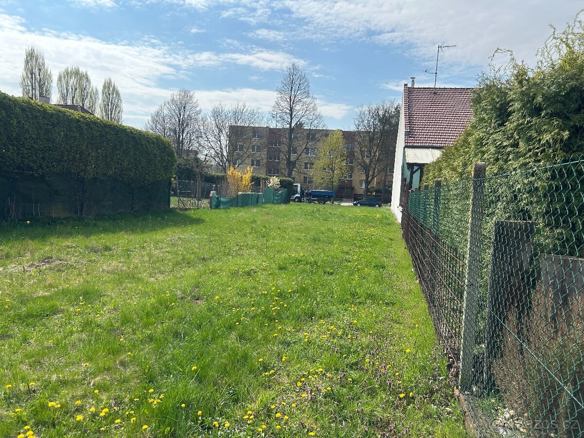 Stavební pozemek 695m2 Slavkov u Brna