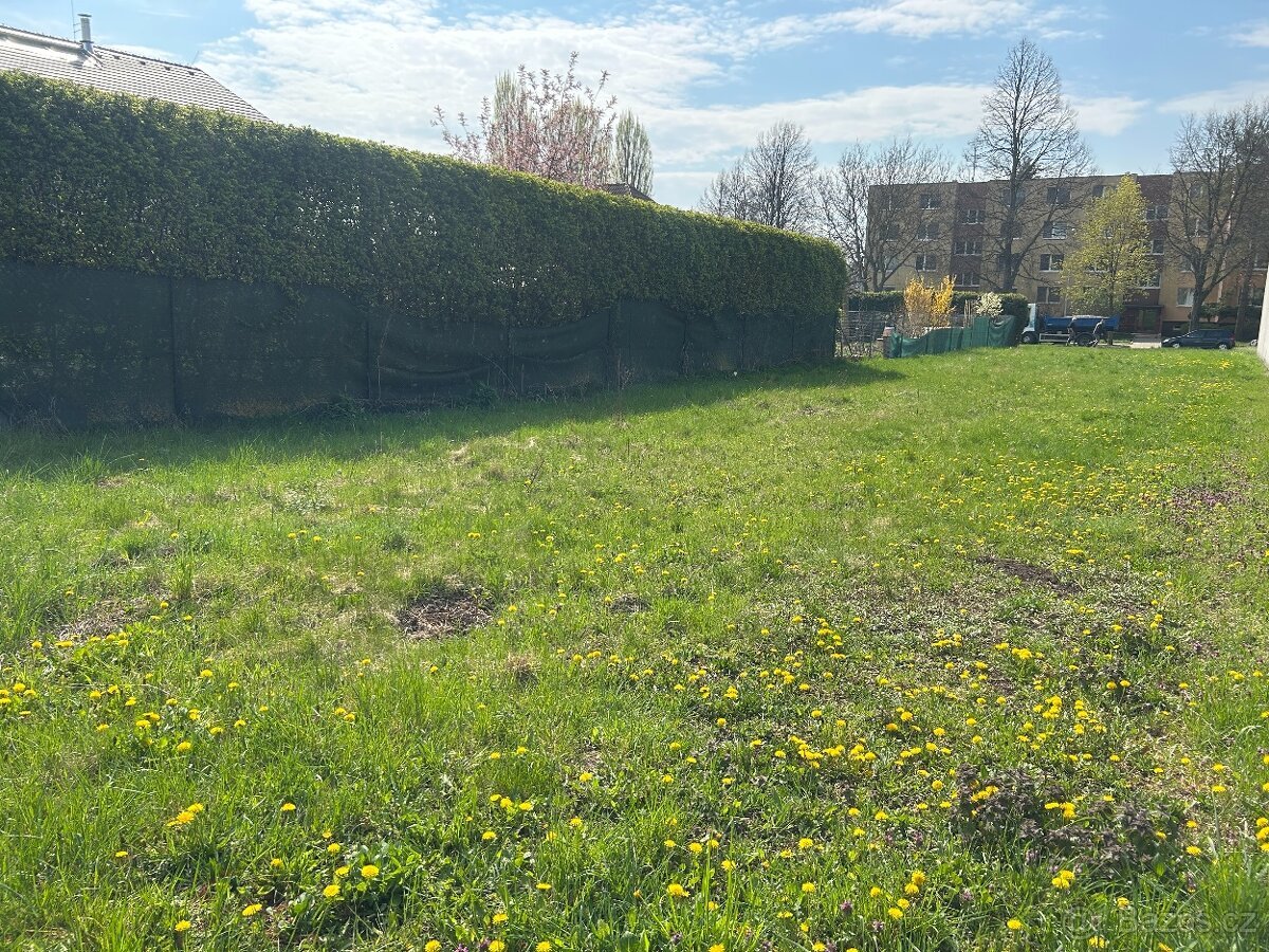 Stavební pozemek 695m2 Slavkov u Brna