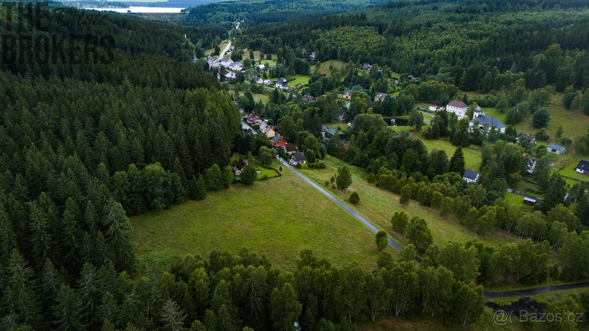 Prostorný stavební pozemek 1 060 m² – klidná část obce Kryšt