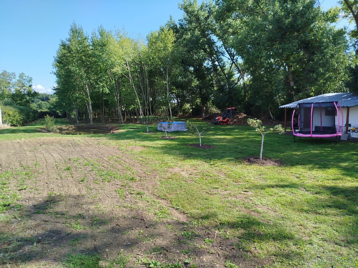 Prodám stavební pozemek 3500m2.