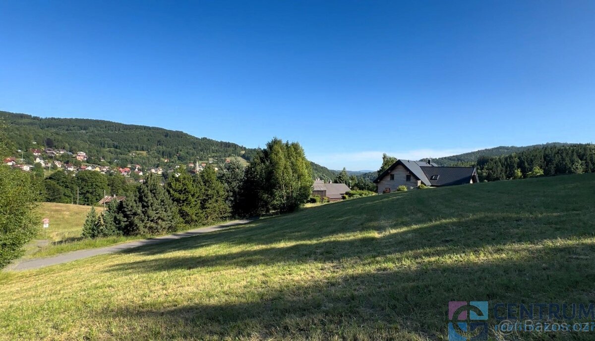 Prodáváme exkluzivně stavební pozemek o výměře 2077 m2, ve Ž
