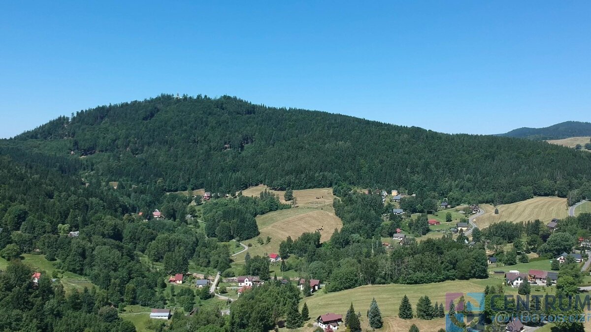 Prodáváme exkluzivně stavební pozemek o výměře 2077 m2, ve Ž
