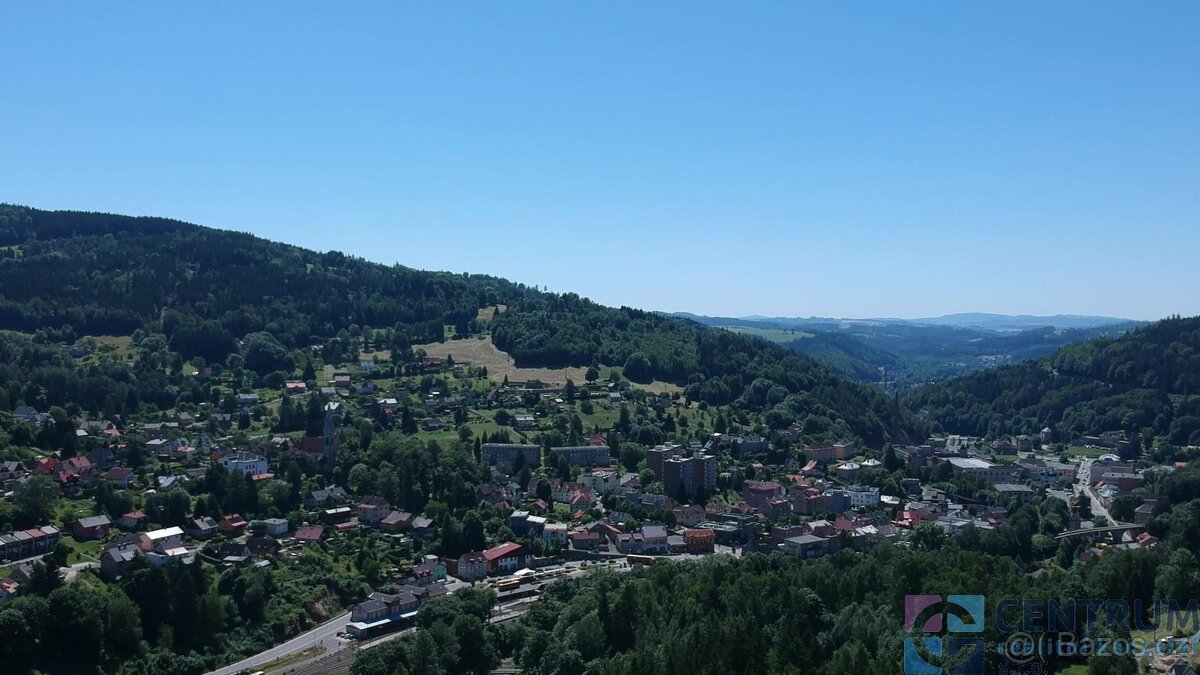 Prodáváme exkluzivně stavební pozemek o výměře 2077 m2, ve Ž