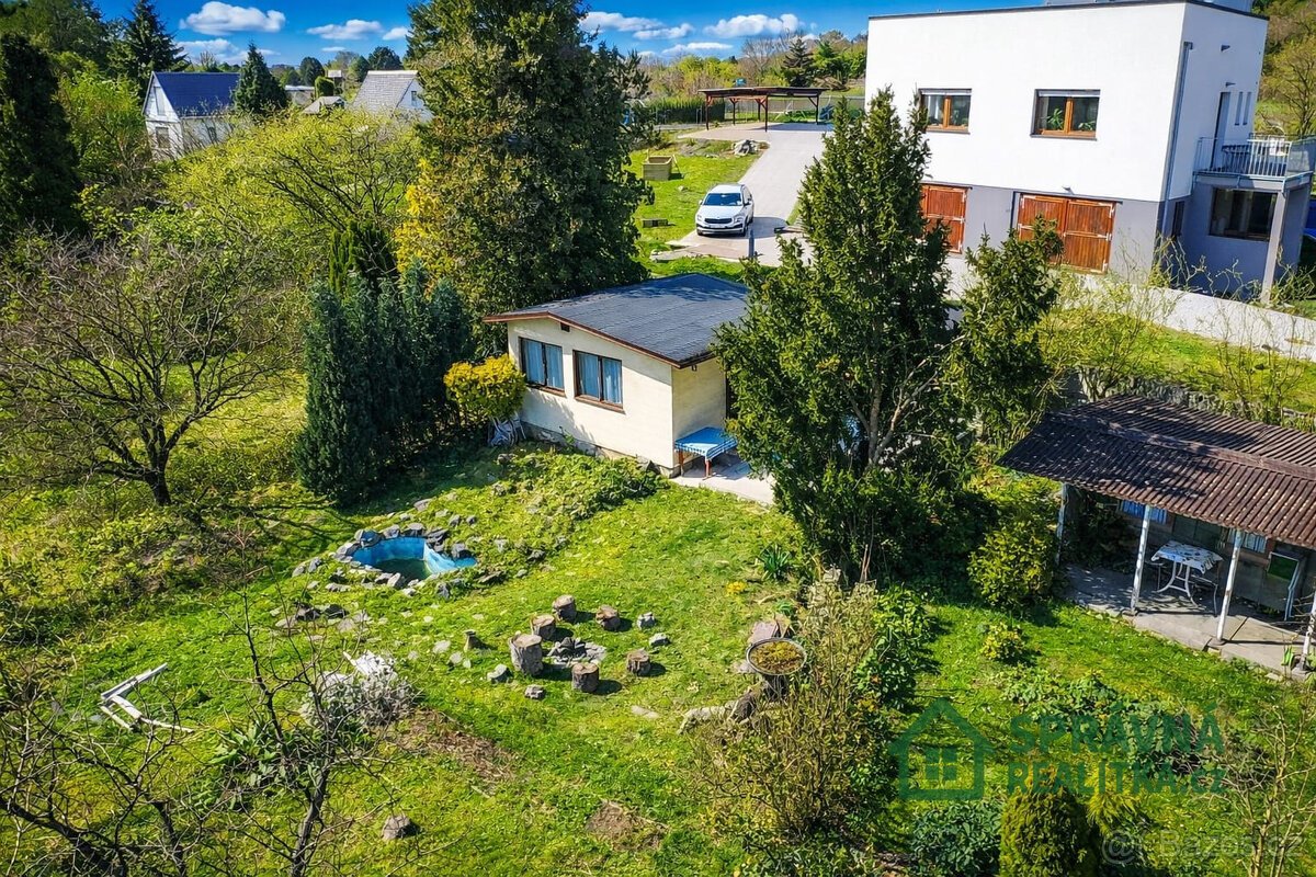 Zahrada 522 m² s chatou na jižním svahu v Plzni na Roudné