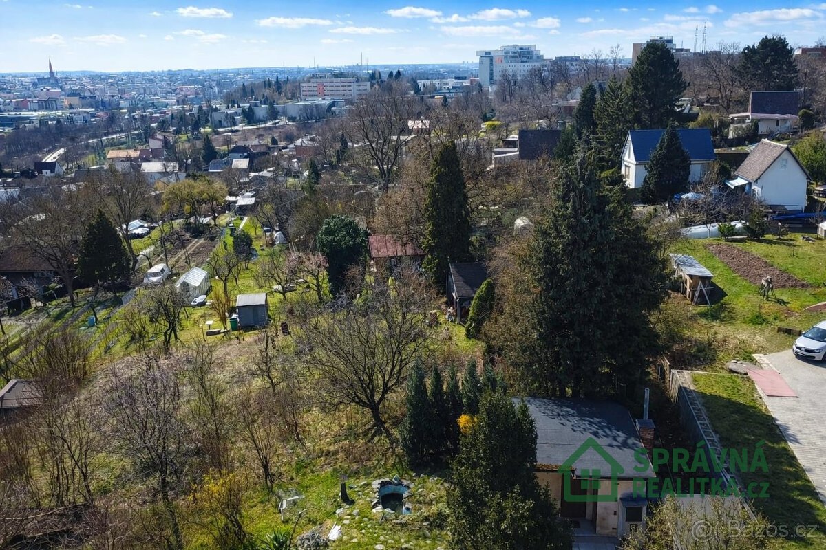 Zahrada 522 m² s chatou na jižním svahu v Plzni na Roudné