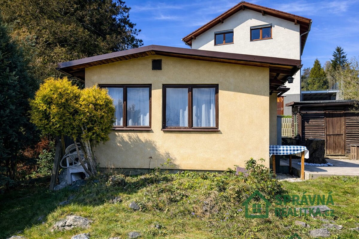 Zahrada 522 m² s chatou na jižním svahu v Plzni na Roudné