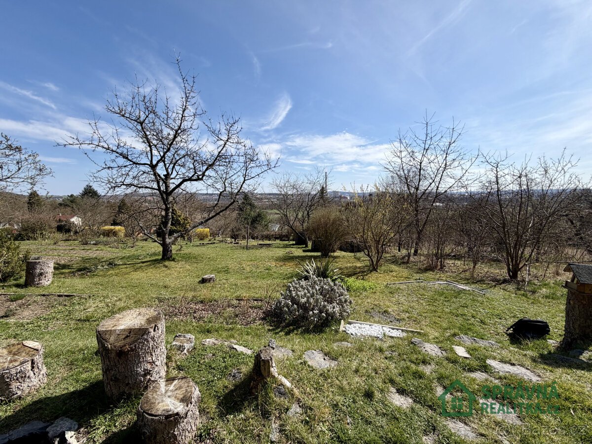 Zahrada 522 m² s chatou na jižním svahu v Plzni na Roudné