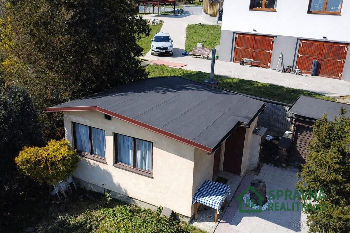 Zahrada 522 m² s chatou na jižním svahu v Plzni na Roudné