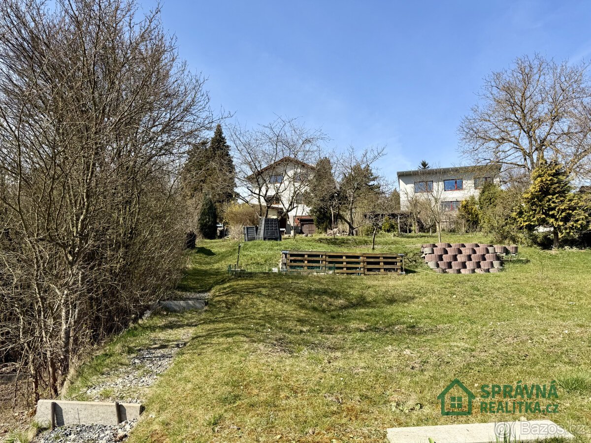 Zahrada 522 m² s chatou na jižním svahu v Plzni na Roudné