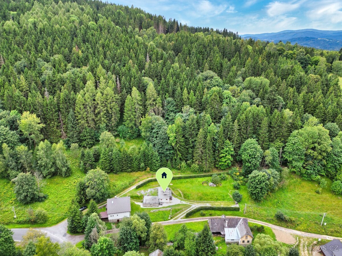 Prodej pozemku 1.421 m², vybudované 1. podlaží chaty, garáž,